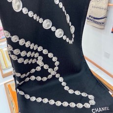 【▪️CHANEL新款 双面同色丝绒方巾】 温柔而娴静,珍珠优雅气质!柔软顺滑的感觉真的舒服到心都化了!Chanel经典 【▪️CHANEL新款 双面同色丝绒方巾】 温柔而娴静,珍珠优雅气质!柔软顺滑的感觉真的舒服到心都化了!Chanel经典