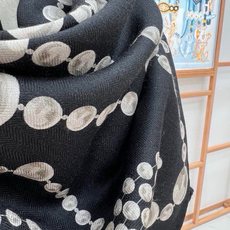 【▪️CHANEL新款 双面同色丝绒方巾】 温柔而娴静,珍珠优雅气质!柔软顺滑的感觉真的舒服到心都化了!Chanel经典 【▪️CHANEL新款 双面同色丝绒方巾】 温柔而娴静,珍珠优雅气质!柔软顺滑的感觉真的舒服到心都化了!Chanel经典