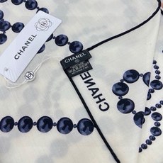 【▪️CHANEL新款 双面同色丝绒方巾】 温柔而娴静,珍珠优雅气质!柔软顺滑的感觉真的舒服到心都化了!Chanel经典 【▪️CHANEL新款 双面同色丝绒方巾】 温柔而娴静,珍珠优雅气质!柔软顺滑的感觉真的舒服到心都化了!Chanel经典