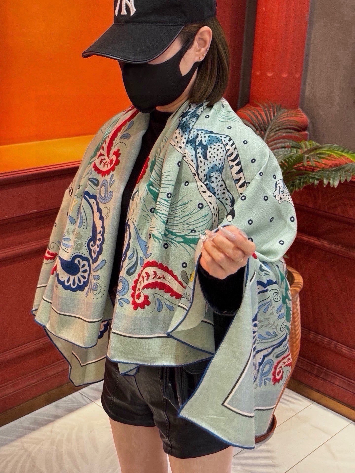 H珍藏版[丛林之爱]大方巾，双面同色 独一无二的品质！ 这款大方巾巾采用山羊绒和真丝混纺面料制成，柔软轻盈，佩戴方便。您