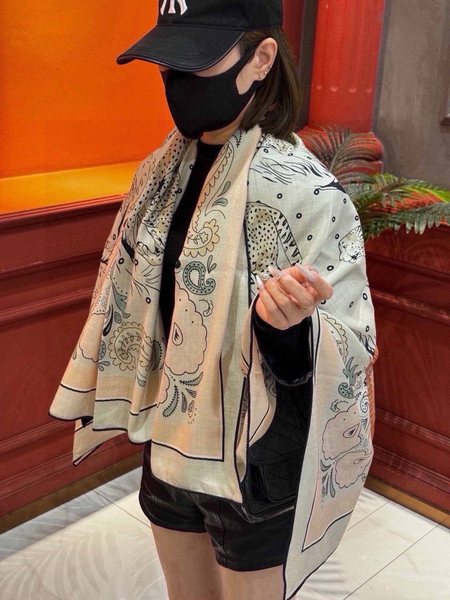 H珍藏版[丛林之爱]大方巾，双面同色 独一无二的品质！ 这款大方巾巾采用山羊绒和真丝混纺面料制成，柔软轻盈，佩戴方便。您