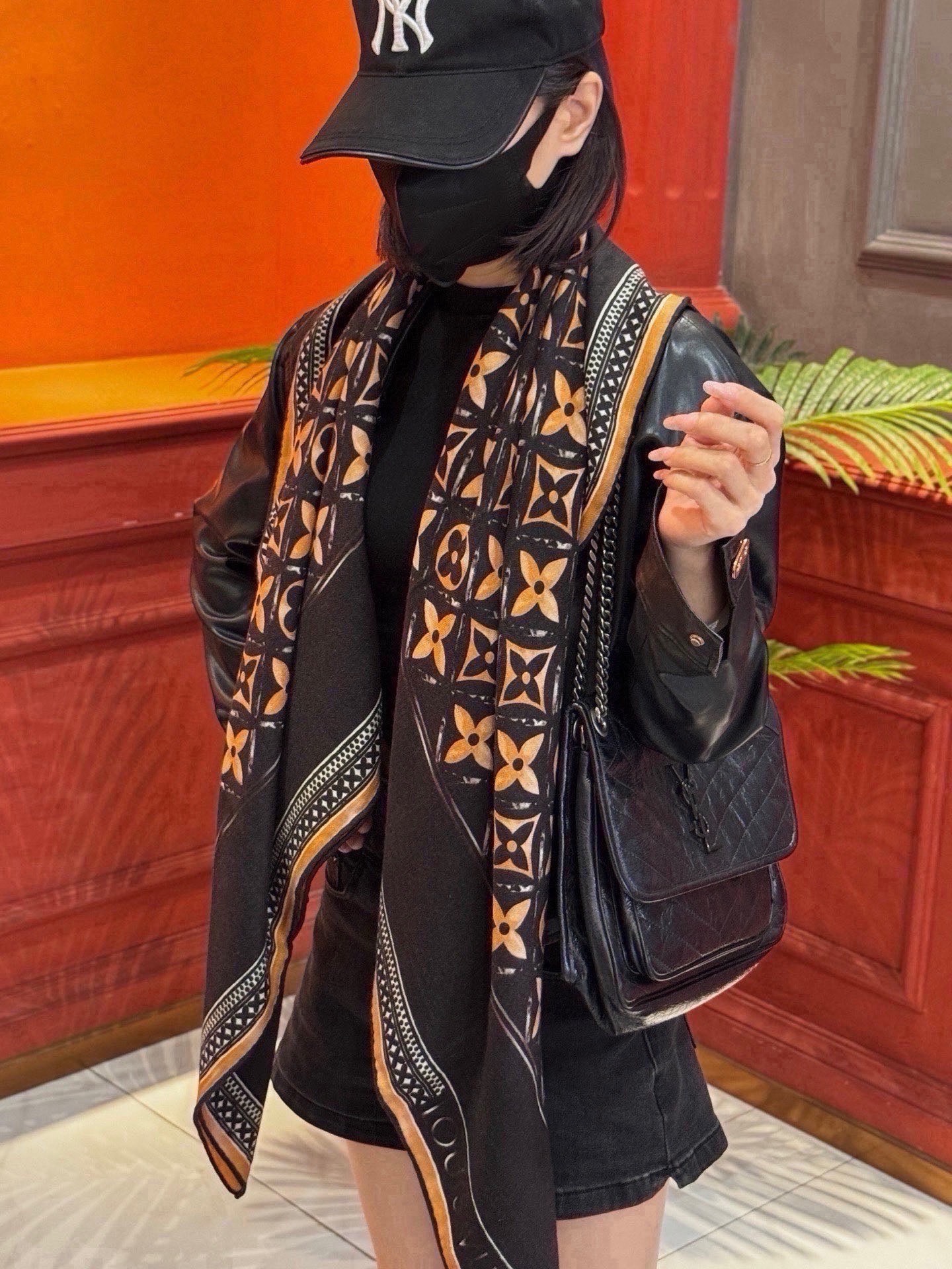 140顶级丝绒双面同色披肩 30%真丝70%羊绒 140*140方巾 本款丝绒方巾以满溢艺术气息的设计诠释19世纪末广告