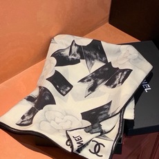 Chanel ~新品~【五角星山茶花】 140双面丝绒方巾 这款经典单品展现强大而迷人的女性魅力精髓。此140方巾推陈出 Chanel ~新品~【五角星山茶花】 140双面丝绒方巾 这款经典单品展现强大而迷人的女性魅力精髓。此140方巾推陈出