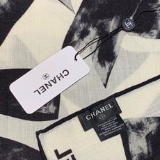 Chanel ~新品~【五角星山茶花】 140双面丝绒方巾 这款经典单品展现强大而迷人的女性魅力精髓。此140方巾推陈出 Chanel ~新品~【五角星山茶花】 140双面丝绒方巾 这款经典单品展现强大而迷人的女性魅力精髓。此140方巾推陈出