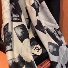 Chanel ~新品~【五角星山茶花】 140双面丝绒方巾 这款经典单品展现强大而迷人的女性魅力精髓。此140方巾推陈出 Chanel ~新品~【五角星山茶花】 140双面丝绒方巾 这款经典单品展现强大而迷人的女性魅力精髓。此140方巾推陈出