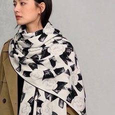 Chanel ~新品~【五角星山茶花】 140双面丝绒方巾 这款经典单品展现强大而迷人的女性魅力精髓。此140方巾推陈出 Chanel ~新品~【五角星山茶花】 140双面丝绒方巾 这款经典单品展现强大而迷人的女性魅力精髓。此140方巾推陈出