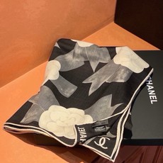 Chanel ~新品~【五角星山茶花】 140双面丝绒方巾 这款经典单品展现强大而迷人的女性魅力精髓。此140方巾推陈出 Chanel ~新品~【五角星山茶花】 140双面丝绒方巾 这款经典单品展现强大而迷人的女性魅力精髓。此140方巾推陈出