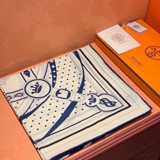 “清晨漫步Bandana”140厘米双面同色丝绒披肩 手工卷边山羊绒和真丝混纺披肩(70%山羊绒,30%桑蚕丝)。 这款 “清晨漫步Bandana”140厘米双面同色丝绒披肩 手工卷边山羊绒和真丝混纺披肩(70%山羊绒,30%桑蚕丝)。 这款