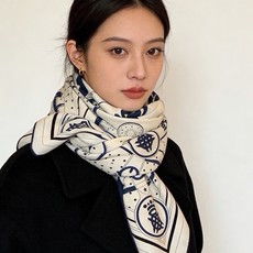 “清晨漫步Bandana”140厘米双面同色丝绒披肩 手工卷边山羊绒和真丝混纺披肩(70%山羊绒,30%桑蚕丝)。 这款 “清晨漫步Bandana”140厘米双面同色丝绒披肩 手工卷边山羊绒和真丝混纺披肩(70%山羊绒,30%桑蚕丝)。 这款