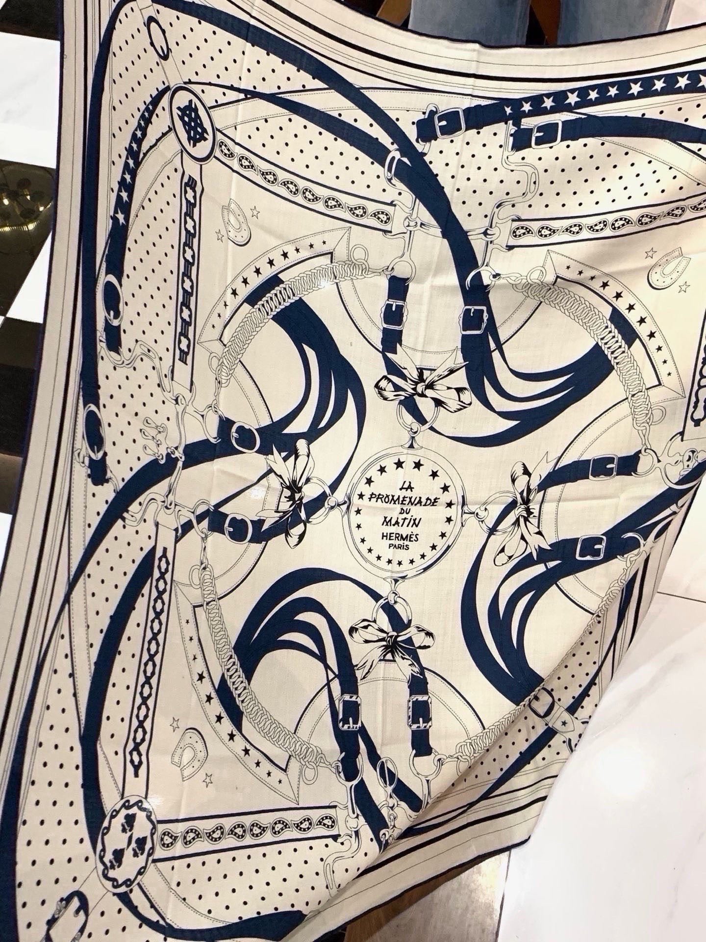 “清晨漫步Bandana”140厘米双面同色丝绒披肩 手工卷边山羊绒和真丝混纺披肩(70%山羊绒,30%桑蚕丝)。 这款 “清晨漫步Bandana”140厘米双面同色丝绒披肩 手工卷边山羊绒和真丝混纺披肩(70%山羊绒,30%桑蚕丝)。 这款