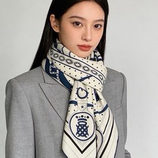 “清晨漫步Bandana”140厘米双面同色丝绒披肩 手工卷边山羊绒和真丝混纺披肩(70%山羊绒,30%桑蚕丝)。 这款 “清晨漫步Bandana”140厘米双面同色丝绒披肩 手工卷边山羊绒和真丝混纺披肩(70%山羊绒,30%桑蚕丝)。 这款