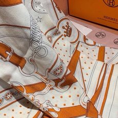 “清晨漫步Bandana”140厘米双面同色丝绒披肩 手工卷边山羊绒和真丝混纺披肩(70%山羊绒,30%桑蚕丝)。 这款 “清晨漫步Bandana”140厘米双面同色丝绒披肩 手工卷边山羊绒和真丝混纺披肩(70%山羊绒,30%桑蚕丝)。 这款