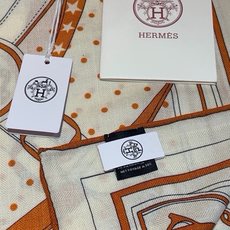 “清晨漫步Bandana”140厘米双面同色丝绒披肩 手工卷边山羊绒和真丝混纺披肩(70%山羊绒,30%桑蚕丝)。 这款 “清晨漫步Bandana”140厘米双面同色丝绒披肩 手工卷边山羊绒和真丝混纺披肩(70%山羊绒,30%桑蚕丝)。 这款