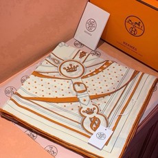 “清晨漫步Bandana”140厘米双面同色丝绒披肩 手工卷边山羊绒和真丝混纺披肩(70%山羊绒,30%桑蚕丝)。 这款 “清晨漫步Bandana”140厘米双面同色丝绒披肩 手工卷边山羊绒和真丝混纺披肩(70%山羊绒,30%桑蚕丝)。 这款
