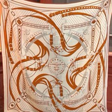 “清晨漫步Bandana”140厘米双面同色丝绒披肩 手工卷边山羊绒和真丝混纺披肩(70%山羊绒,30%桑蚕丝)。 这款 “清晨漫步Bandana”140厘米双面同色丝绒披肩 手工卷边山羊绒和真丝混纺披肩(70%山羊绒,30%桑蚕丝)。 这款
