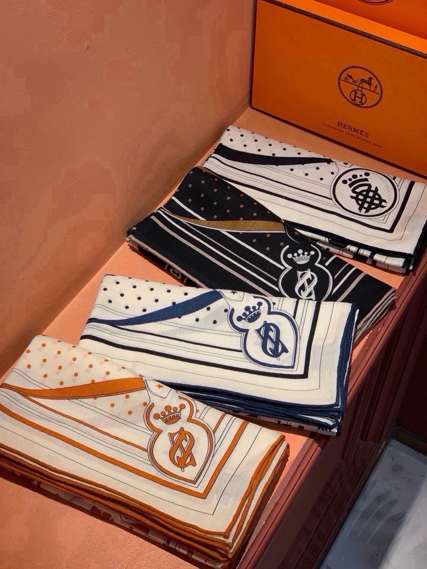 “清晨漫步Bandana”140厘米双面同色丝绒披肩 手工卷边山羊绒和真丝混纺披肩（70%山羊绒，30%桑蚕丝）。 这款