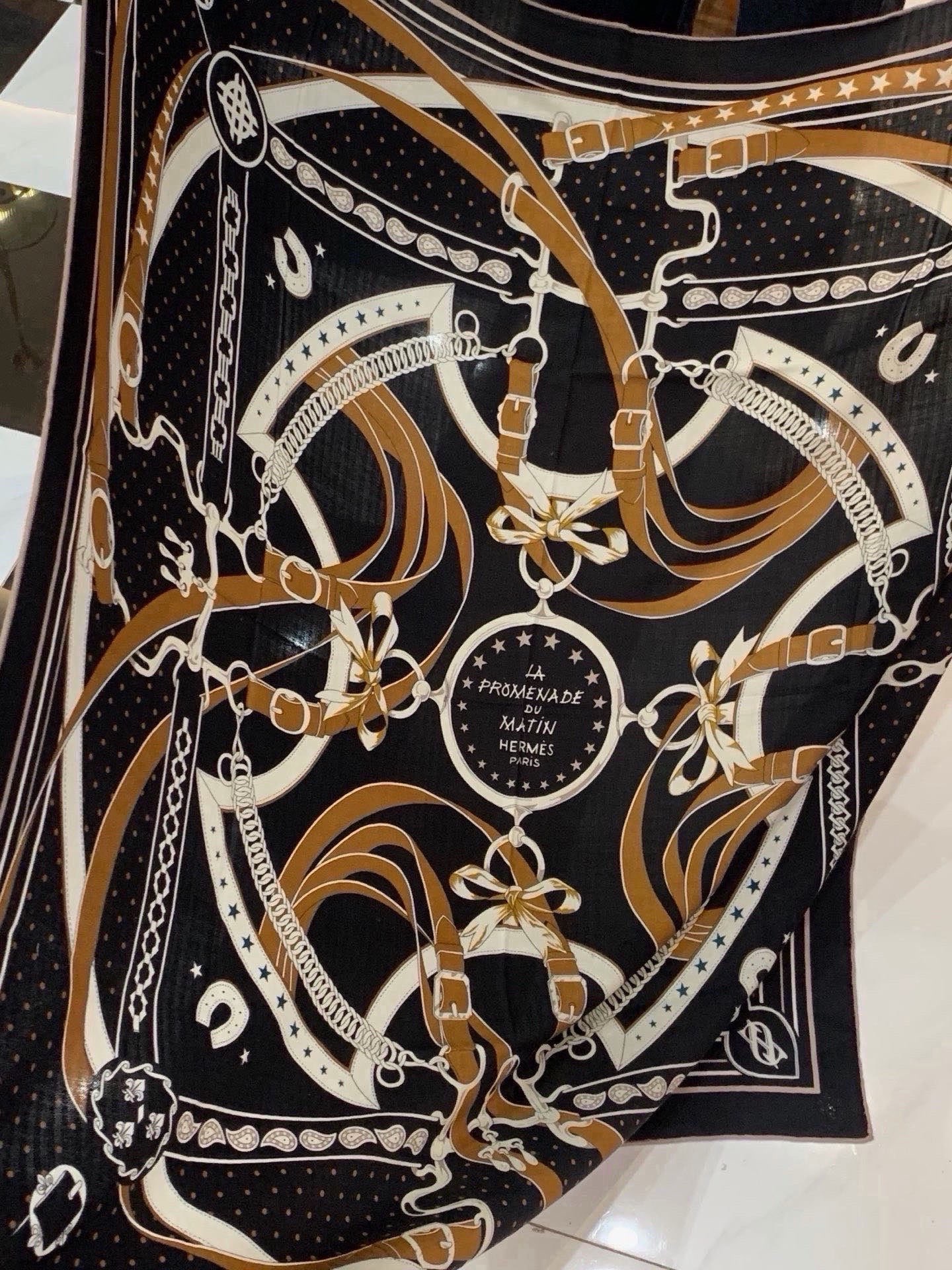 “清晨漫步Bandana”140厘米双面同色丝绒披肩 手工卷边山羊绒和真丝混纺披肩（70%山羊绒，30%桑蚕丝）。 这款