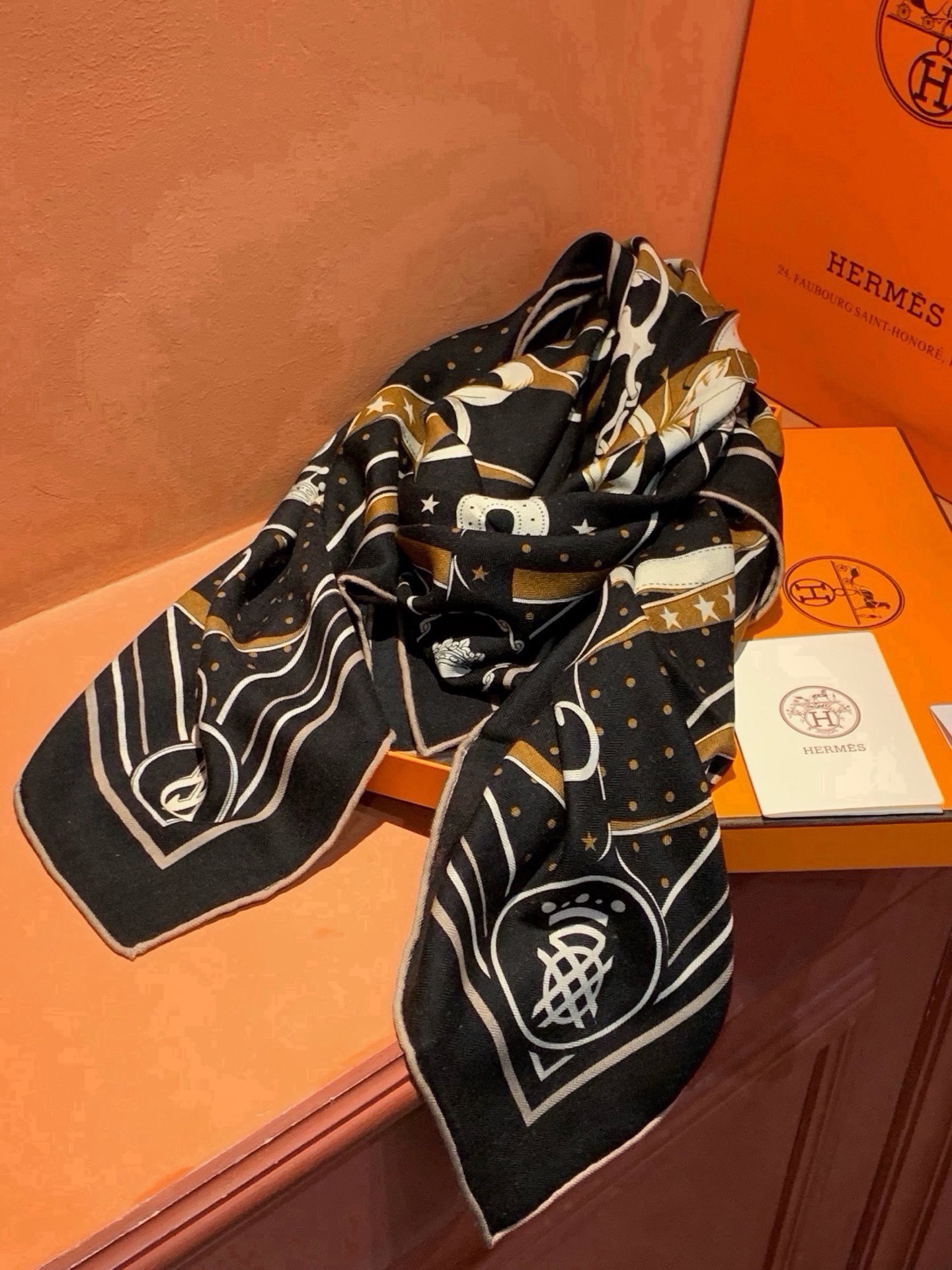 “清晨漫步Bandana”140厘米双面同色丝绒披肩 手工卷边山羊绒和真丝混纺披肩（70%山羊绒，30%桑蚕丝）。 这款