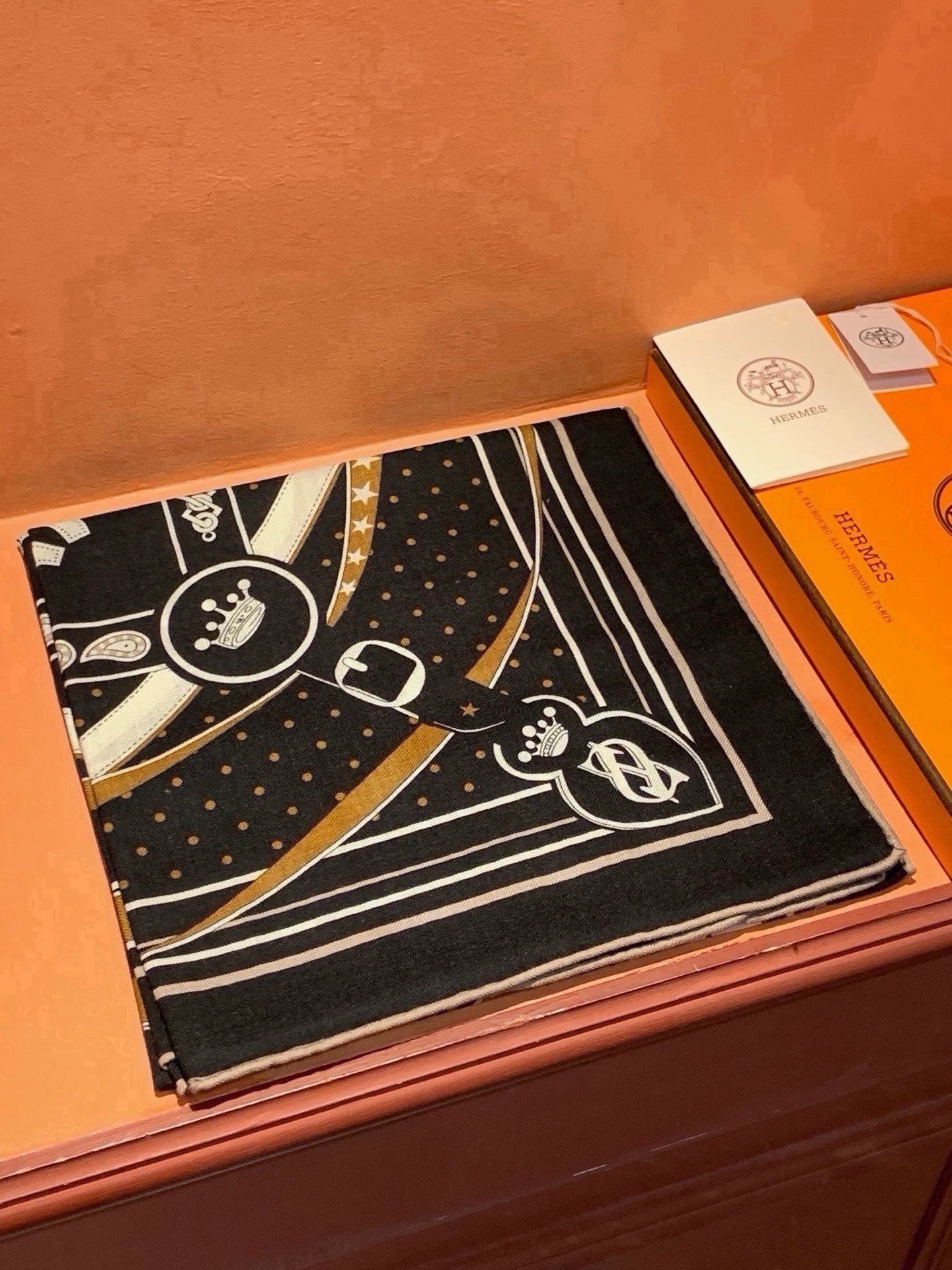 “清晨漫步Bandana”140厘米双面同色丝绒披肩 手工卷边山羊绒和真丝混纺披肩（70%山羊绒，30%桑蚕丝）。 这款