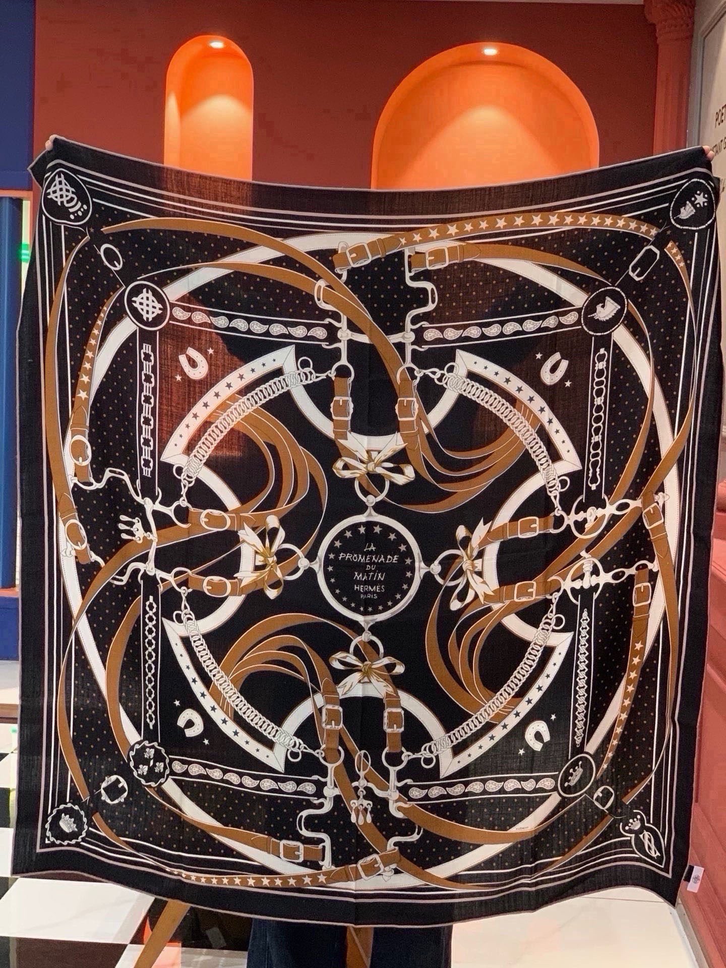 “清晨漫步Bandana”140厘米双面同色丝绒披肩 手工卷边山羊绒和真丝混纺披肩（70%山羊绒，30%桑蚕丝）。 这款