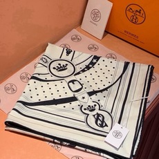 “清晨漫步Bandana”140厘米双面同色丝绒披肩 手工卷边山羊绒和真丝混纺披肩(70%山羊绒,30%桑蚕丝)。 这款 “清晨漫步Bandana”140厘米双面同色丝绒披肩 手工卷边山羊绒和真丝混纺披肩(70%山羊绒,30%桑蚕丝)。 这款