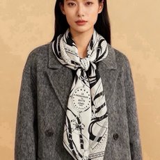 “清晨漫步Bandana”140厘米双面同色丝绒披肩 手工卷边山羊绒和真丝混纺披肩(70%山羊绒,30%桑蚕丝)。 这款 “清晨漫步Bandana”140厘米双面同色丝绒披肩 手工卷边山羊绒和真丝混纺披肩(70%山羊绒,30%桑蚕丝)。 这款