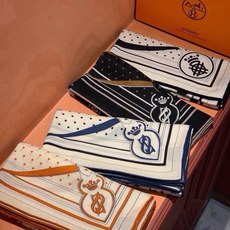 “清晨漫步Bandana”140厘米双面同色丝绒披肩 手工卷边山羊绒和真丝混纺披肩(70%山羊绒,30%桑蚕丝)。 这款 “清晨漫步Bandana”140厘米双面同色丝绒披肩 手工卷边山羊绒和真丝混纺披肩(70%山羊绒,30%桑蚕丝)。 这款