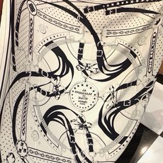 “清晨漫步Bandana”140厘米双面同色丝绒披肩 手工卷边山羊绒和真丝混纺披肩(70%山羊绒,30%桑蚕丝)。 这款 “清晨漫步Bandana”140厘米双面同色丝绒披肩 手工卷边山羊绒和真丝混纺披肩(70%山羊绒,30%桑蚕丝)。 这款