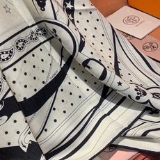 “清晨漫步Bandana”140厘米双面同色丝绒披肩 手工卷边山羊绒和真丝混纺披肩(70%山羊绒,30%桑蚕丝)。 这款 “清晨漫步Bandana”140厘米双面同色丝绒披肩 手工卷边山羊绒和真丝混纺披肩(70%山羊绒,30%桑蚕丝)。 这款