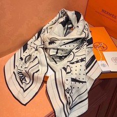 “清晨漫步Bandana”140厘米双面同色丝绒披肩 手工卷边山羊绒和真丝混纺披肩(70%山羊绒,30%桑蚕丝)。 这款 “清晨漫步Bandana”140厘米双面同色丝绒披肩 手工卷边山羊绒和真丝混纺披肩(70%山羊绒,30%桑蚕丝)。 这款