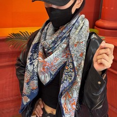 💟抢先 上新💞【双面同色丝绒方巾】手工卷边山羊绒和真丝混纺披肩(70%山羊绒,30%桑蚕丝) 这款披肩采用经典山羊绒和真 💟抢先 上新💞【双面同色丝绒方巾】手工卷边山羊绒和真丝混纺披肩(70%山羊绒,30%桑蚕丝) 这款披肩采用经典山羊绒和真