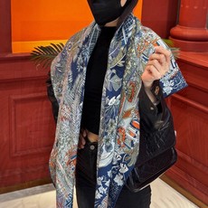 💟抢先 上新💞【双面同色丝绒方巾】手工卷边山羊绒和真丝混纺披肩(70%山羊绒,30%桑蚕丝) 这款披肩采用经典山羊绒和真 💟抢先 上新💞【双面同色丝绒方巾】手工卷边山羊绒和真丝混纺披肩(70%山羊绒,30%桑蚕丝) 这款披肩采用经典山羊绒和真