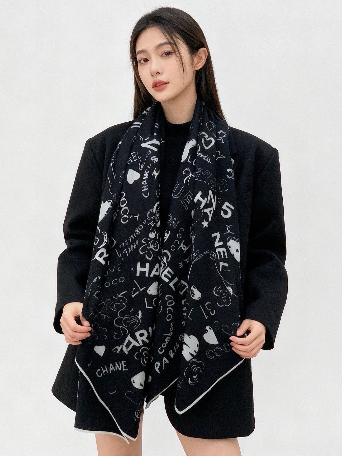 高级成衣系列~Chanel 【140双面同色丝绒披肩】 此系列谱写一曲自由轻灵的赞歌 本系列作品创新演绎品牌的风格符号 高级成衣系列~Chanel 【140双面同色丝绒披肩】 此系列谱写一曲自由轻灵的赞歌 本系列作品创新演绎品牌的风格符号