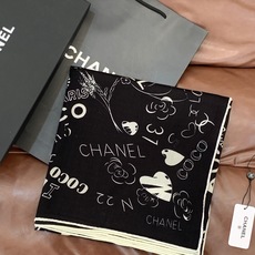 高级成衣系列~Chanel 【140双面同色丝绒披肩】 此系列谱写一曲自由轻灵的赞歌 本系列作品创新演绎品牌的风格符号 高级成衣系列~Chanel 【140双面同色丝绒披肩】 此系列谱写一曲自由轻灵的赞歌 本系列作品创新演绎品牌的风格符号