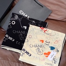 高级成衣系列~Chanel 【140双面同色丝绒披肩】 此系列谱写一曲自由轻灵的赞歌 本系列作品创新演绎品牌的风格符号 高级成衣系列~Chanel 【140双面同色丝绒披肩】 此系列谱写一曲自由轻灵的赞歌 本系列作品创新演绎品牌的风格符号