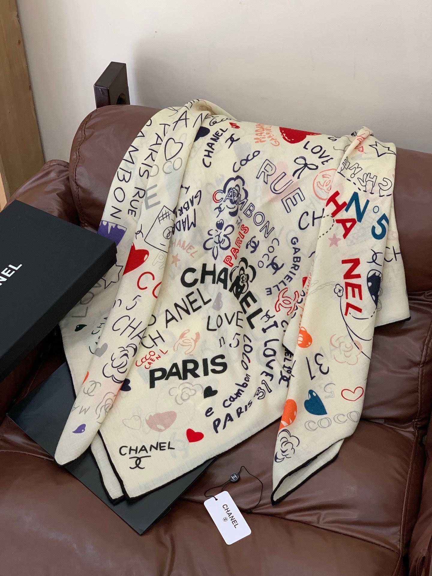 高级成衣系列～Chanel  【140双面同色丝绒披肩】 此系列谱写一曲自由轻灵的赞歌 本系列作品创新演绎品牌的风格符号