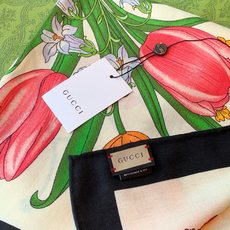 Gucci印花方巾 【双面同色印花】 春夏系列倾情推出活力十足的配饰,这款缀饰Gucci Flora花卉图案的方巾便是其 Gucci印花方巾 【双面同色印花】 春夏系列倾情推出活力十足的配饰,这款缀饰Gucci Flora花卉图案的方巾便是其