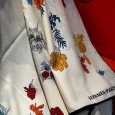 ❤ 双面同色【▪️卓尔不凡,高级有气场!!】非常抬人,带点故事的精彩!永远加分的hermes艺术单品!美中有趣味,各种 ❤ 双面同色【▪️卓尔不凡,高级有气场!!】非常抬人,带点故事的精彩!永远加分的hermes艺术单品!美中有趣味,各种