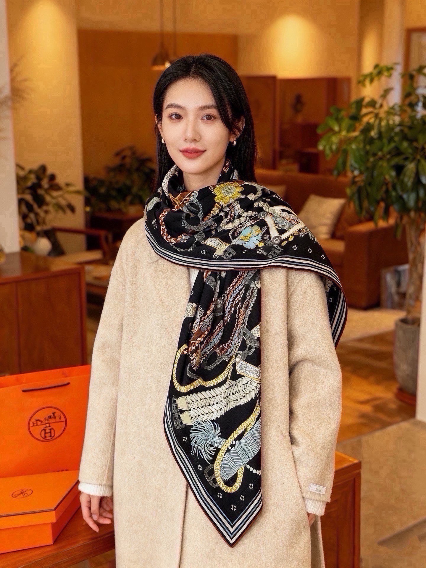 “编织鞍带”140方巾～Hermes  手工卷边丝绒方巾（30%桑蚕丝70%羊绒） 这款爱马仕的经典单品展现强大而迷人的