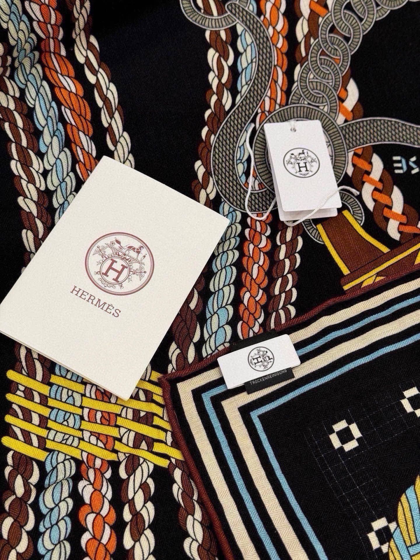 “编织鞍带”140方巾～Hermes  手工卷边丝绒方巾（30%桑蚕丝70%羊绒） 这款爱马仕的经典单品展现强大而迷人的