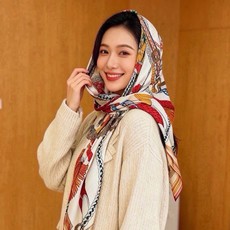 “编织鞍带”140方巾~Hermes 手工卷边丝绒方巾(30%桑蚕丝70%羊绒) 这款爱马仕的经典单品展现强大而迷人的 “编织鞍带”140方巾~Hermes 手工卷边丝绒方巾(30%桑蚕丝70%羊绒) 这款爱马仕的经典单品展现强大而迷人的