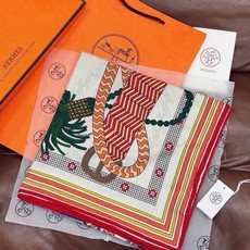 “编织鞍带”140方巾~Hermes 手工卷边丝绒方巾(30%桑蚕丝70%羊绒) 这款爱马仕的经典单品展现强大而迷人的 “编织鞍带”140方巾~Hermes 手工卷边丝绒方巾(30%桑蚕丝70%羊绒) 这款爱马仕的经典单品展现强大而迷人的