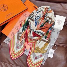 “编织鞍带”140方巾~Hermes 手工卷边丝绒方巾(30%桑蚕丝70%羊绒) 这款爱马仕的经典单品展现强大而迷人的 “编织鞍带”140方巾~Hermes 手工卷边丝绒方巾(30%桑蚕丝70%羊绒) 这款爱马仕的经典单品展现强大而迷人的