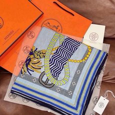 “编织鞍带”140方巾~Hermes 手工卷边丝绒方巾(30%桑蚕丝70%羊绒) 这款爱马仕的经典单品展现强大而迷人的 “编织鞍带”140方巾~Hermes 手工卷边丝绒方巾(30%桑蚕丝70%羊绒) 这款爱马仕的经典单品展现强大而迷人的