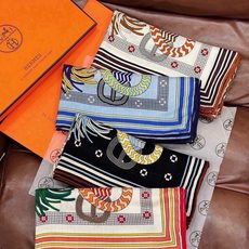 “编织鞍带”140方巾~Hermes 手工卷边丝绒方巾(30%桑蚕丝70%羊绒) 这款爱马仕的经典单品展现强大而迷人的 “编织鞍带”140方巾~Hermes 手工卷边丝绒方巾(30%桑蚕丝70%羊绒) 这款爱马仕的经典单品展现强大而迷人的