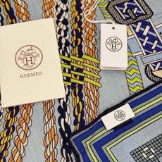 “编织鞍带”140方巾~Hermes 手工卷边丝绒方巾(30%桑蚕丝70%羊绒) 这款爱马仕的经典单品展现强大而迷人的 “编织鞍带”140方巾~Hermes 手工卷边丝绒方巾(30%桑蚕丝70%羊绒) 这款爱马仕的经典单品展现强大而迷人的