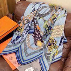 “编织鞍带”140方巾~Hermes 手工卷边丝绒方巾(30%桑蚕丝70%羊绒) 这款爱马仕的经典单品展现强大而迷人的 “编织鞍带”140方巾~Hermes 手工卷边丝绒方巾(30%桑蚕丝70%羊绒) 这款爱马仕的经典单品展现强大而迷人的