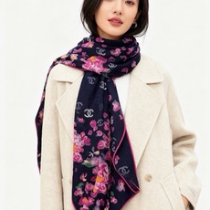 🌸·春日碎花 Chanel 140丝绒双面披肩 新款碎花花披肩 超级有氛围感 135*135cm的大尺寸 配色太好看了 🌸·春日碎花 Chanel 140丝绒双面披肩 新款碎花花披肩 超级有氛围感 135*135cm的大尺寸 配色太好看了