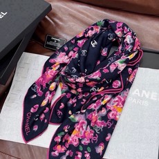 🌸·春日碎花 Chanel 140丝绒双面披肩 新款碎花花披肩 超级有氛围感 135*135cm的大尺寸 配色太好看了 🌸·春日碎花 Chanel 140丝绒双面披肩 新款碎花花披肩 超级有氛围感 135*135cm的大尺寸 配色太好看了