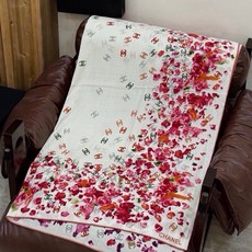 🌸·春日碎花 Chanel 140丝绒双面披肩 新款碎花花披肩 超级有氛围感 135*135cm的大尺寸 配色太好看了 🌸·春日碎花 Chanel 140丝绒双面披肩 新款碎花花披肩 超级有氛围感 135*135cm的大尺寸 配色太好看了